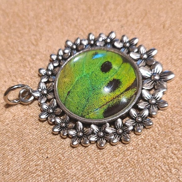 Real Butterfly Wing Floral Pendant Green - Picture 4 of 8